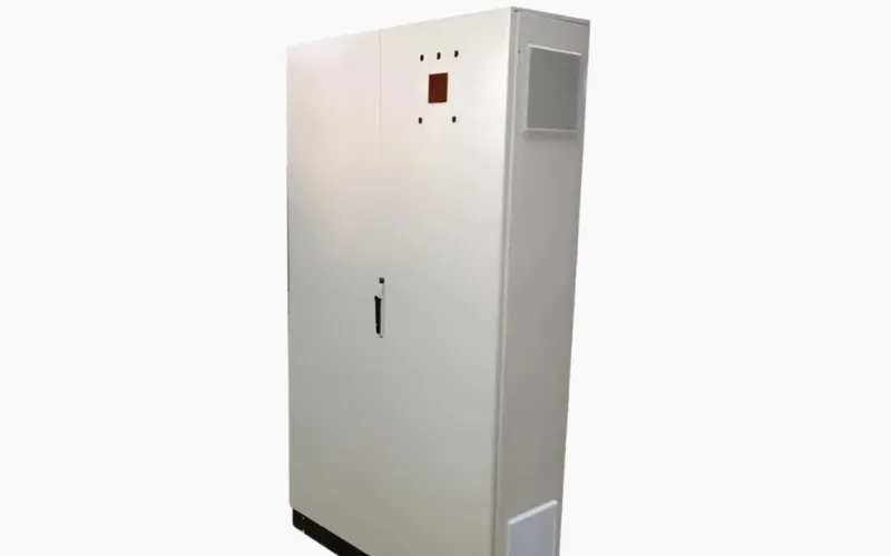elektrischer und elektronischer maschinenschrank.